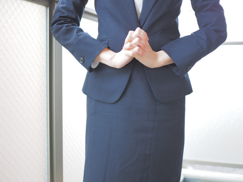 長野県で利用できる主要な退職代行サービスを利用している女性