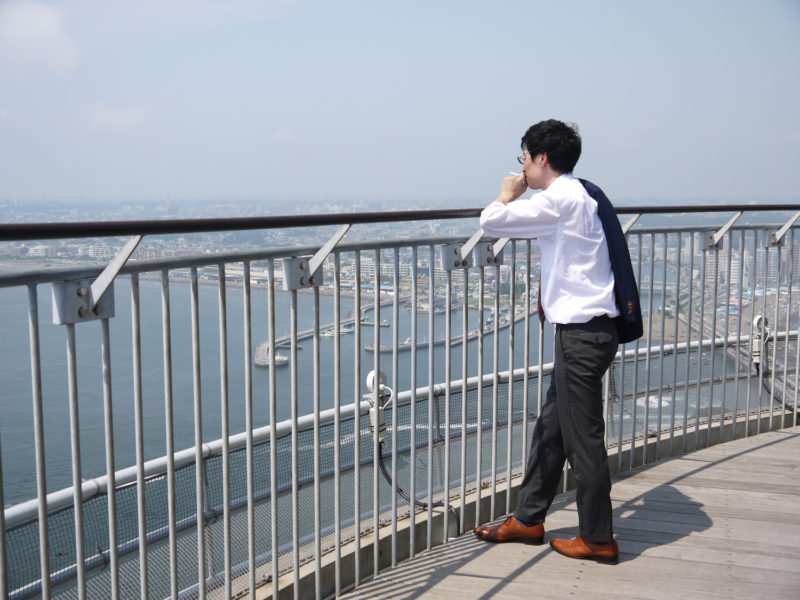 鳥取県の主要な退職代行サービスを探す男性